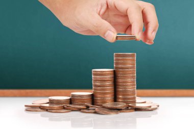 Elinde büyüyen para sikke yığını