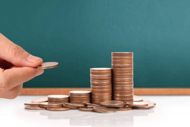 Elinde büyüyen para sikke yığını