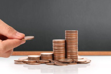 Para sikke yığını büyüyen iş elinde, para kavramı