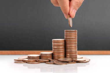 Para sikke yığını büyüyen iş elinde, para kavramı