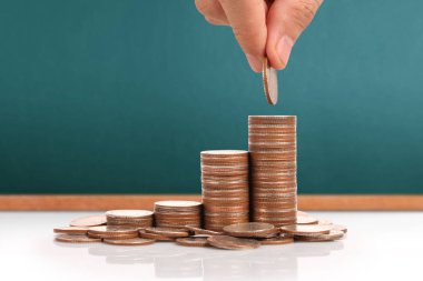 Elinde büyüyen para sikke yığını