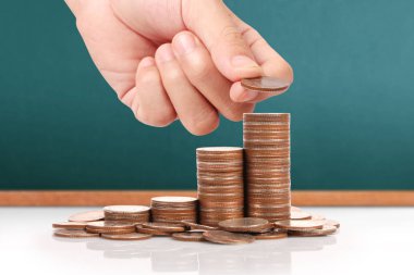 Elinde büyüyen para sikke yığını