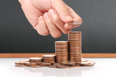 Para sikke yığını büyüyen iş elinde, para kavramı