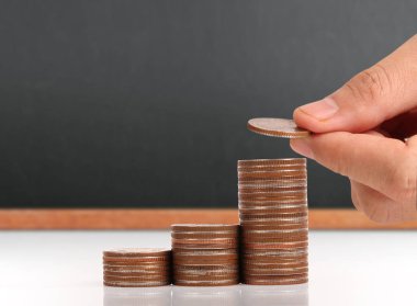 Para sikke yığını büyüyen iş elinde, para kavramı