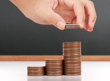 Para sikke yığını büyüyen iş elinde, para kavramı