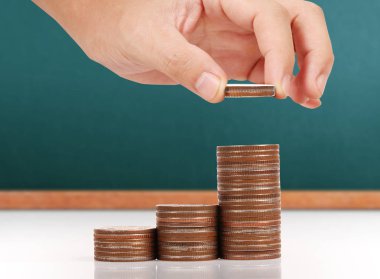 Elinde büyüyen para sikke yığını