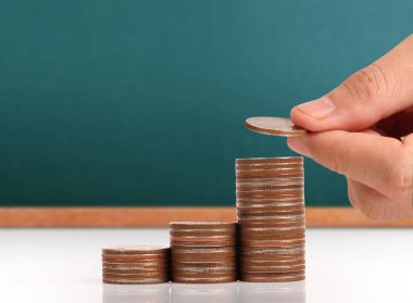 Elinde büyüyen para sikke yığını