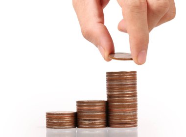 Para sikke yığını büyüyen iş elinde, para kavramı