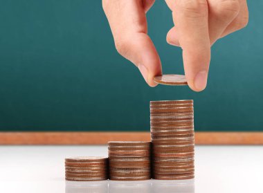 Elinde büyüyen para sikke yığını