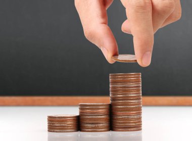 Para sikke yığını büyüyen iş elinde, para kavramı