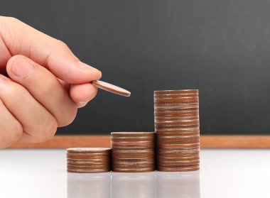 Para sikke yığını büyüyen iş elinde, para kavramı