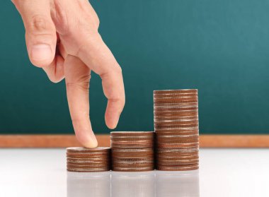 Elinde büyüyen para sikke yığını