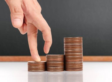 Para sikke yığını büyüyen iş elinde, para kavramı