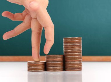 Elinde büyüyen para sikke yığını