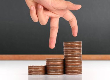 Para sikke yığını büyüyen iş elinde, para kavramı