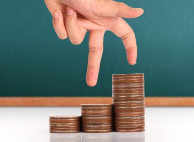 Elinde büyüyen para sikke yığını