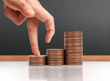 Para sikke yığını büyüyen iş elinde, para kavramı