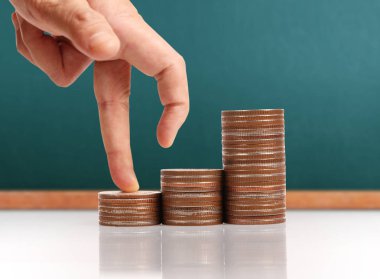 Elinde büyüyen para sikke yığını