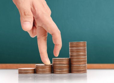 Elinde büyüyen para sikke yığını