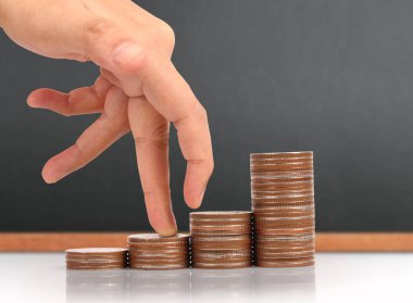 Para sikke yığını büyüyen iş elinde, para kavramı