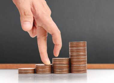 Para sikke yığını büyüyen iş elinde, para kavramı