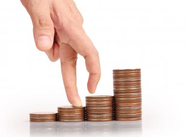 Para sikke yığını büyüyen iş elinde, para kavramı