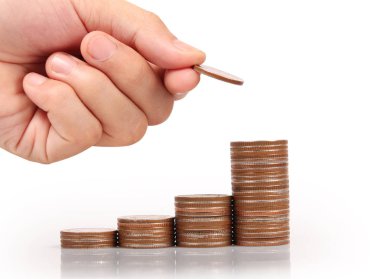 Para sikke yığını büyüyen iş elinde, para kavramı