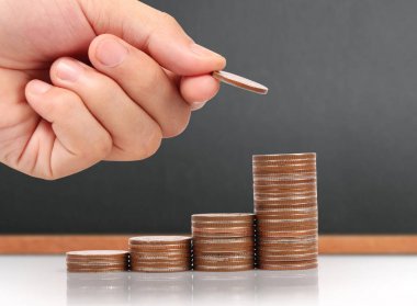 Para sikke yığını büyüyen iş elinde, para kavramı