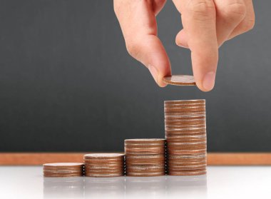 Para sikke yığını büyüyen iş elinde, para kavramı