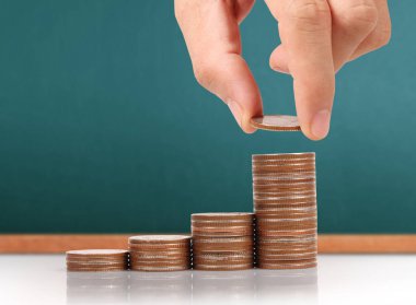 Elinde büyüyen para sikke yığını