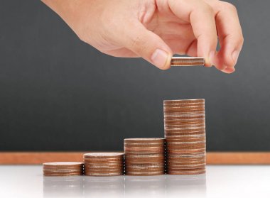 Para sikke yığını büyüyen iş elinde, para kavramı