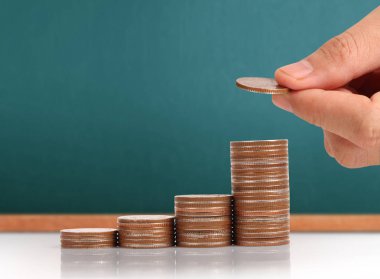 Elinde büyüyen para sikke yığını