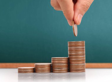 Elinde büyüyen para sikke yığını