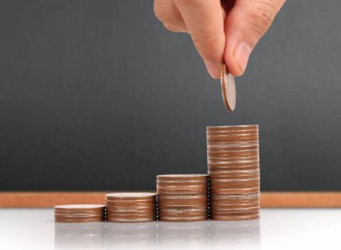 Para sikke yığını büyüyen iş elinde, para kavramı