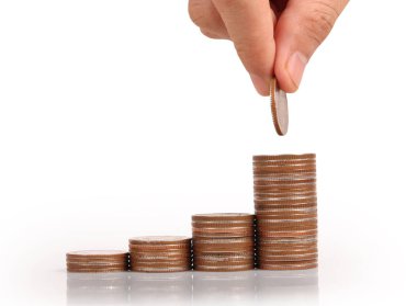 Para sikke yığını büyüyen iş elinde, para kavramı