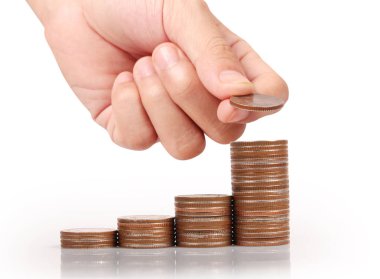 Para sikke yığını büyüyen iş elinde, para kavramı