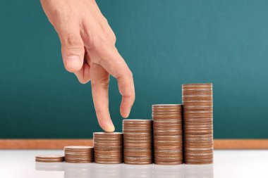 Elinde büyüyen para sikke yığını