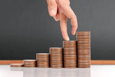 Para sikke yığını büyüyen iş elinde, para kavramı