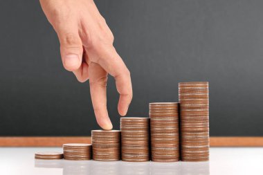 Para sikke yığını büyüyen iş elinde, para kavramı