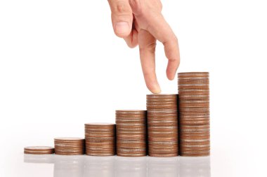 Para sikke yığını büyüyen iş elinde, para kavramı