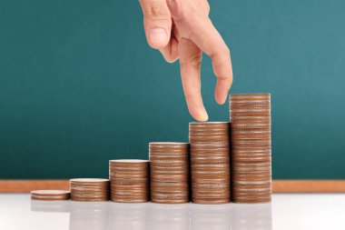 Elinde büyüyen para sikke yığını