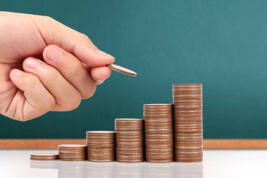 Elinde büyüyen para sikke yığını