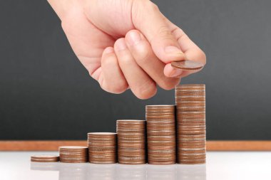 Para sikke yığını büyüyen iş elinde, para kavramı