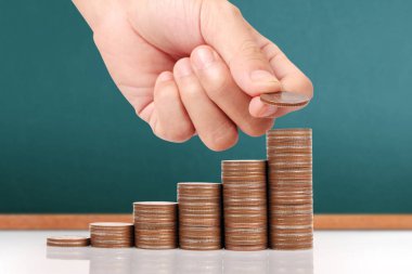 Elinde büyüyen para sikke yığını