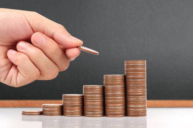 Para sikke yığını büyüyen iş elinde, para kavramı