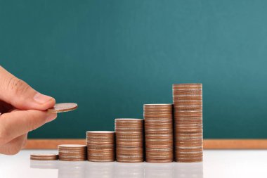 Elinde büyüyen para sikke yığını