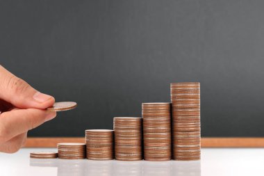 Para sikke yığını büyüyen iş elinde, para kavramı