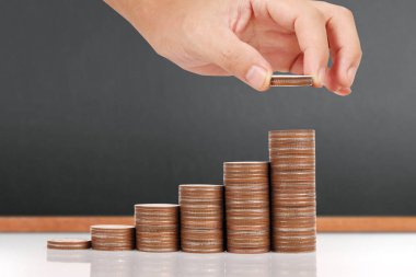 Elinde büyüyen para sikke yığını