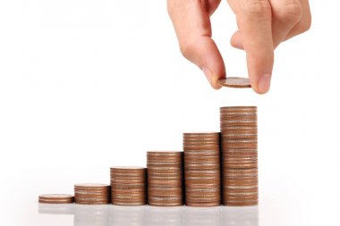 Para sikke yığını büyüyen iş elinde, para kavramı