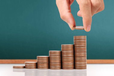 Elinde büyüyen para sikke yığını